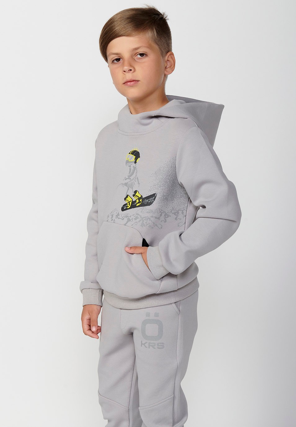 Graues Langarm-Sweatshirt mit Kapuzenkragen und Frontprint mit Kängurutasche für Jungen