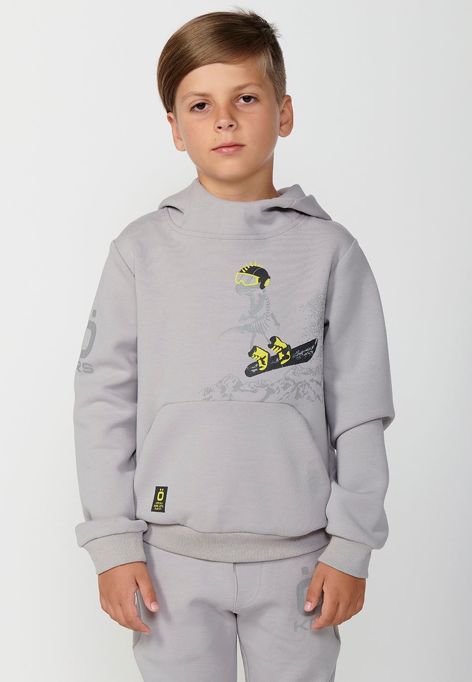 Graues Langarm-Sweatshirt mit Kapuzenkragen und Frontprint mit Kängurutasche für Jungen 1