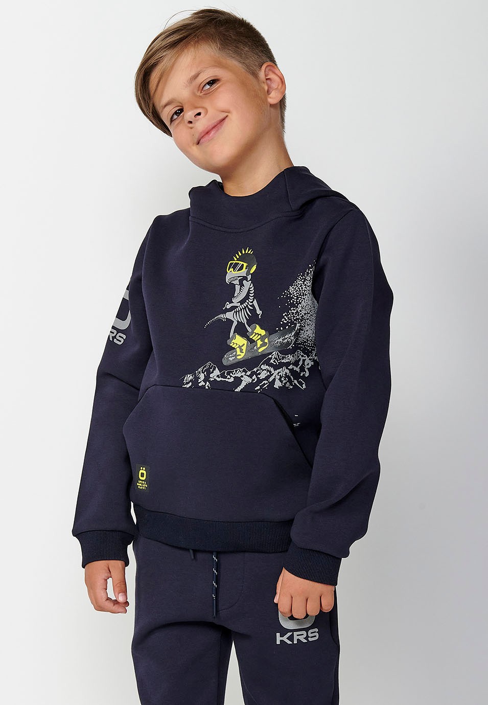 Sudadera de manga larga y cuello con capucha y estampado delantero con bolsillo canguro para niño de color navy