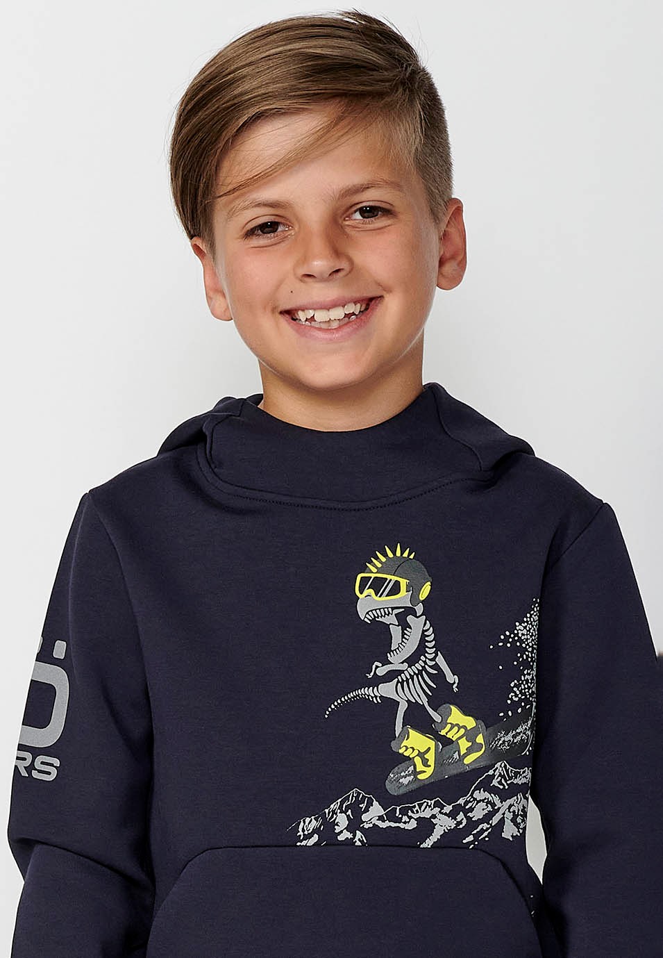 Marineblaues Langarm-Sweatshirt mit Kapuzenkragen und Frontprint mit Kängurutasche für Jungen 2