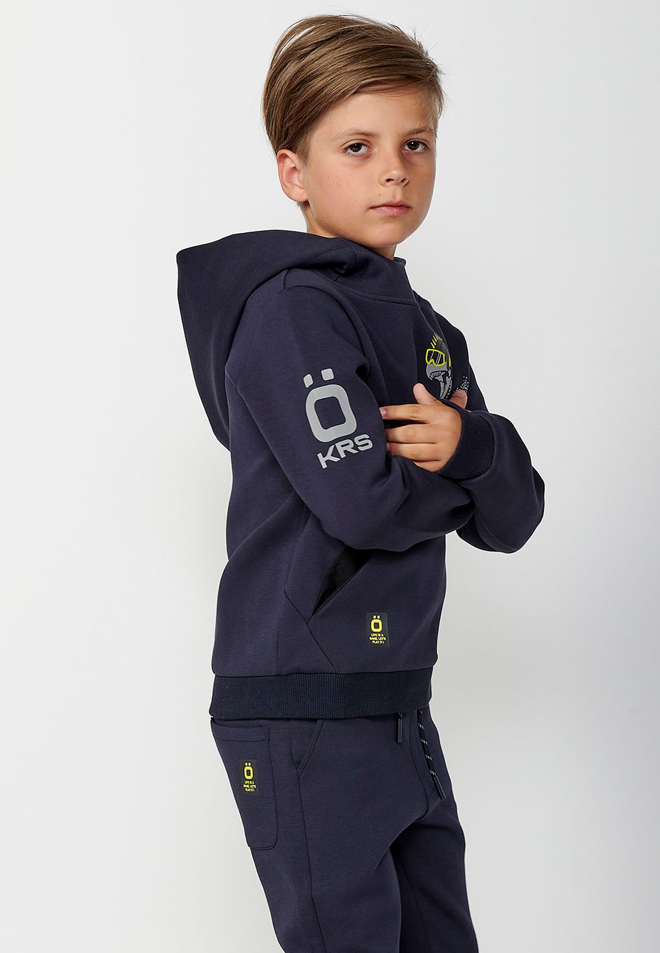 Sudadera de manga larga y cuello con capucha y estampado delantero con bolsillo canguro para niño de color navy 4