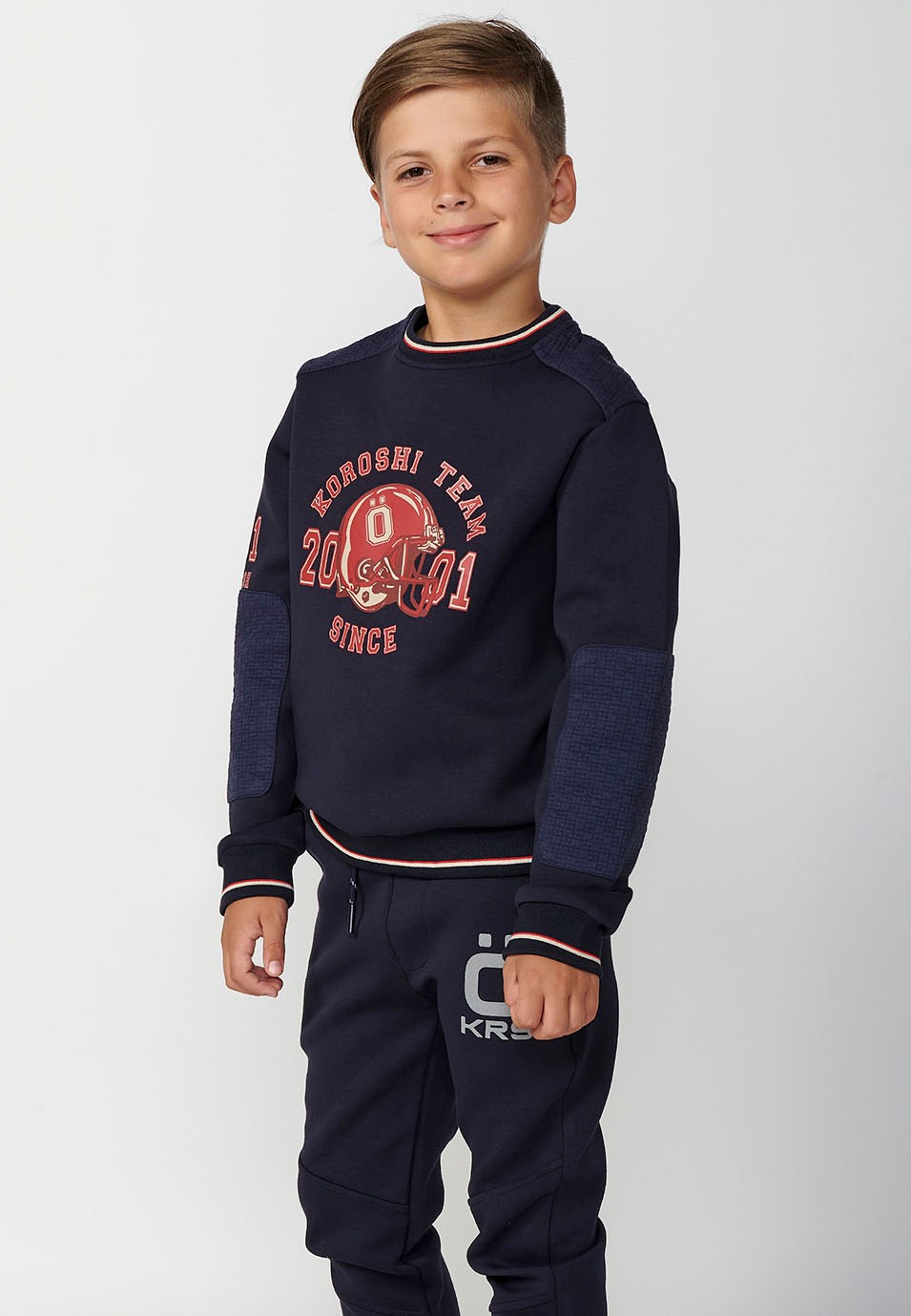 Sudadera de manga larga y cuello redondo con acabados en ribs y estampado delantero para niño de color navy