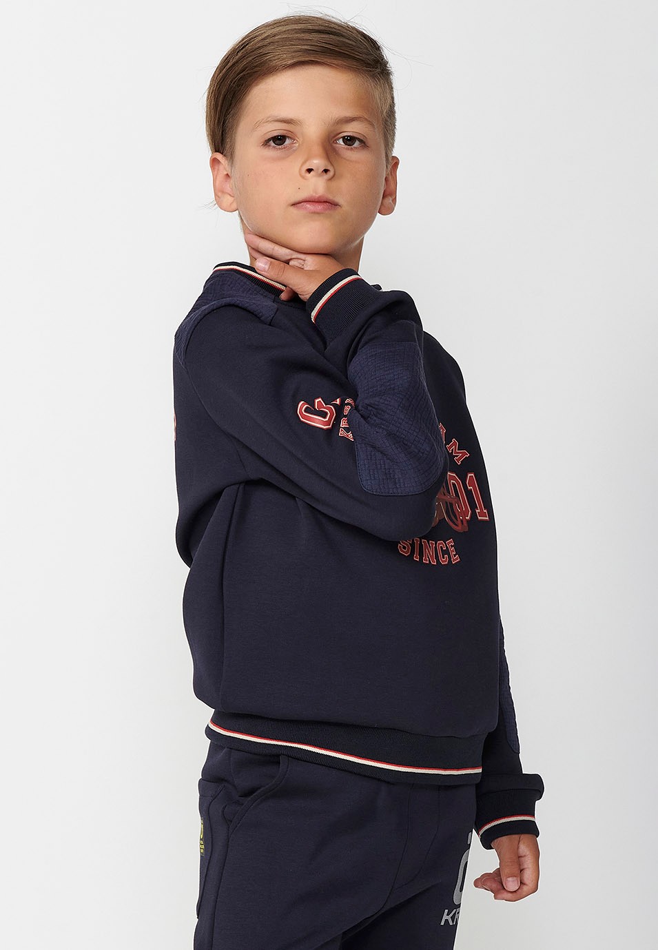 Sudadera de manga larga y cuello redondo con acabados en ribs y estampado delantero para niño de color navy