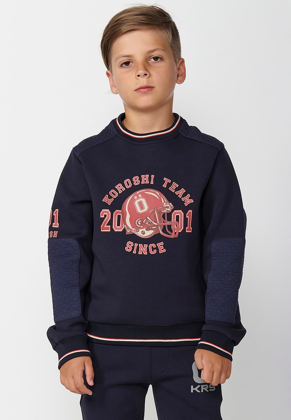 Sudadera de manga larga y cuello redondo con acabados en ribs y estampado delantero para niño de color navy