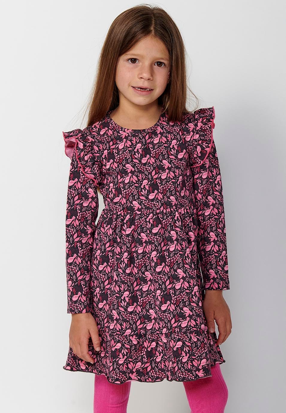 Vestido de manga larga y cuello redondo con volantes en falda y hombros y estampado floral para niña de color rosa