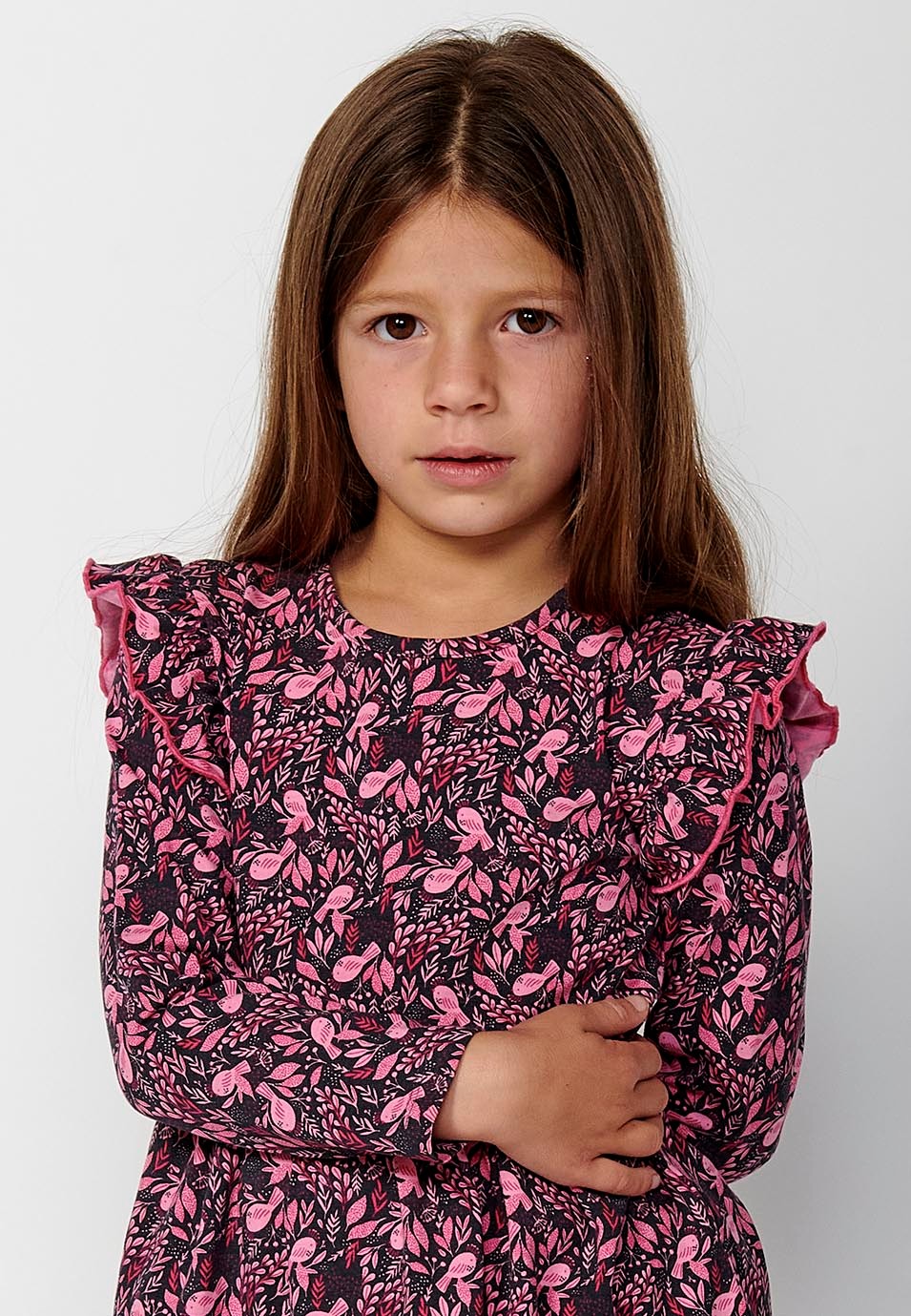 Vestido de manga larga y cuello redondo con volantes en falda y hombros y estampado floral para niña de color rosa