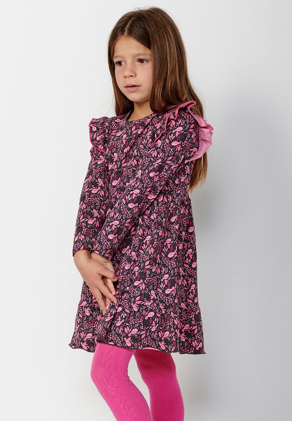 Vestido de manga larga y cuello redondo con volantes en falda y hombros y estampado floral para niña de color rosa