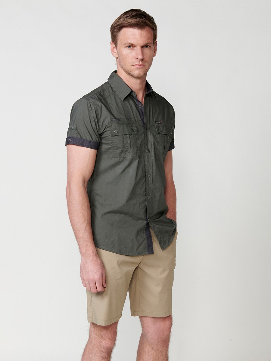 Chemise élégante à manches courtes en coton pour homme en vert