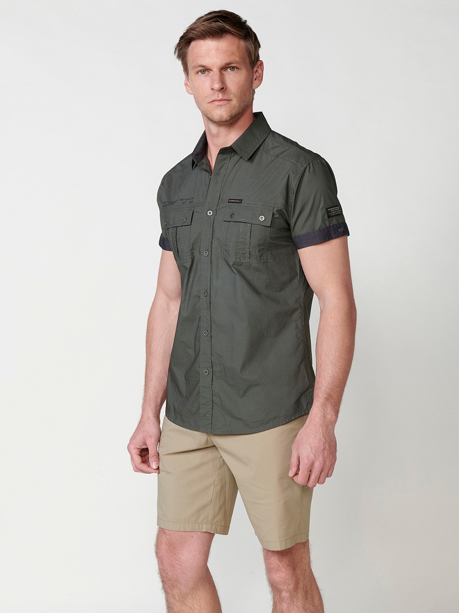 Chemise élégante à manches courtes en coton pour homme en vert