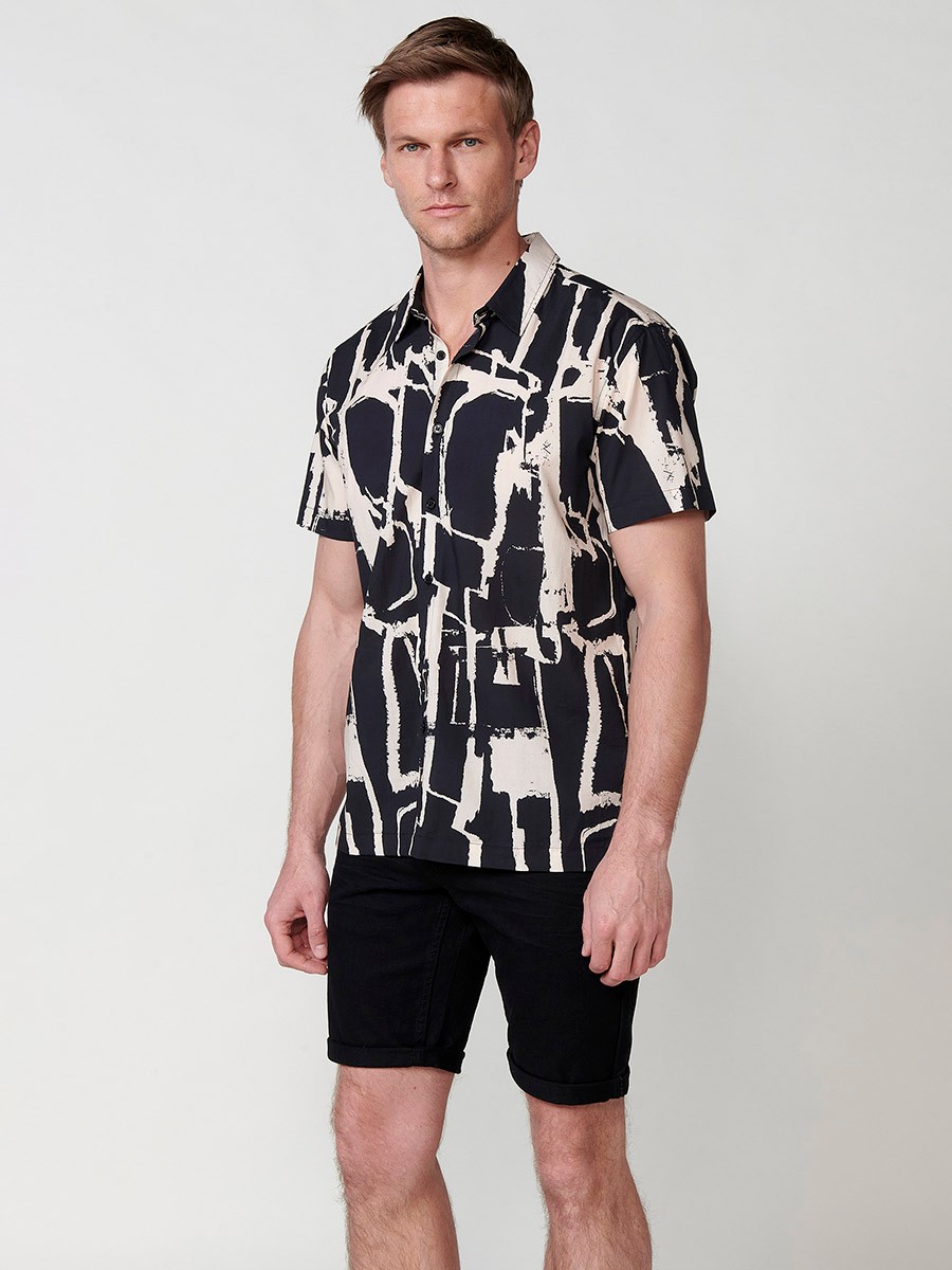 Camisa de manga corta con cierre con botones color Negro para Hombre