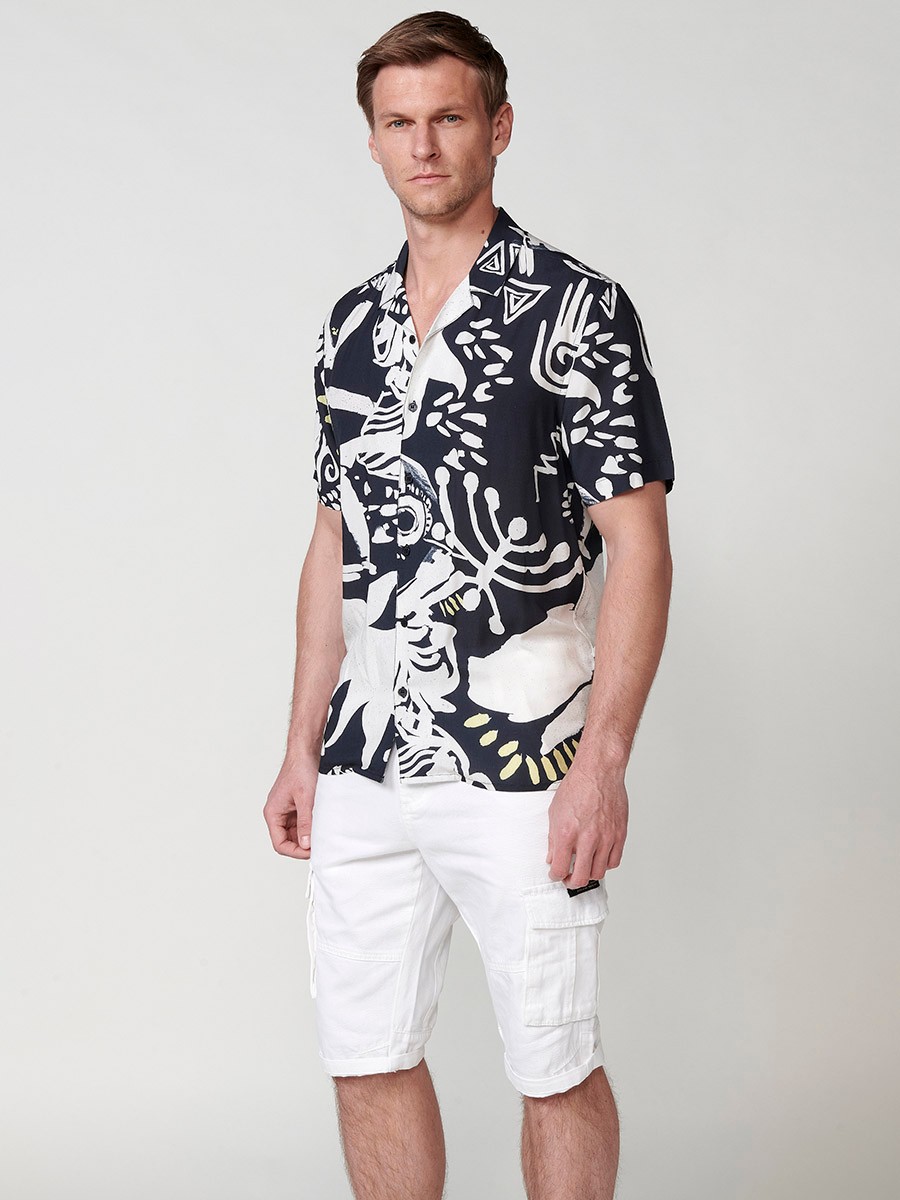 Camisa de manga corta con Cuello pico con solapas con Cierre delantero con botones y Estampado tropical en dos colores color Negro para Hombre