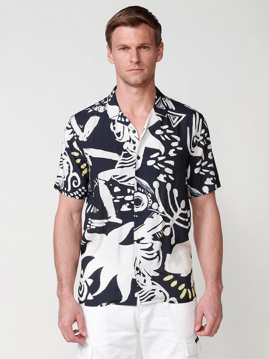 Camisa de manga corta con Cuello pico con solapas con Cierre delantero con botones y Estampado tropical en dos colores color Negro para Hombre 3