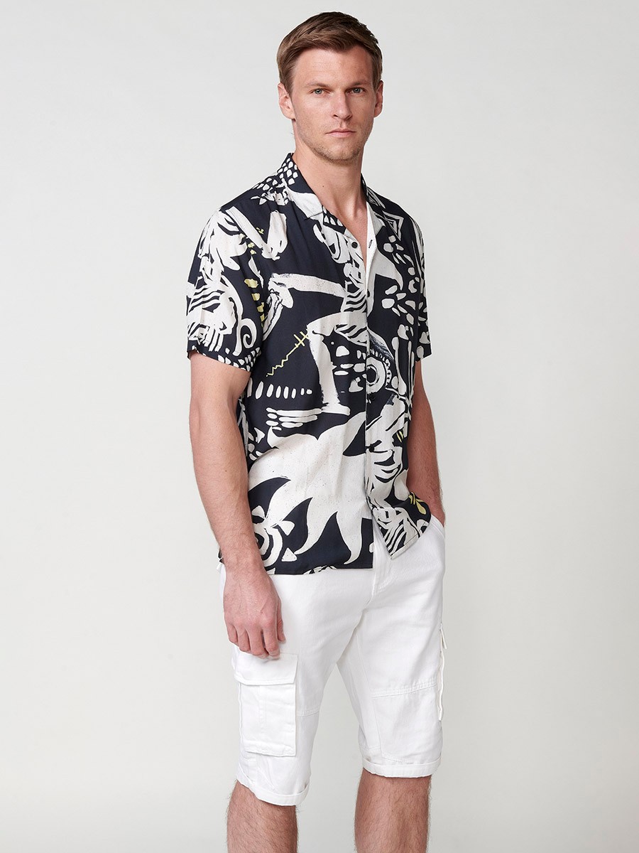 Camisa de manga corta con Cuello pico con solapas con Cierre delantero con botones y Estampado tropical en dos colores color Negro para Hombre 1