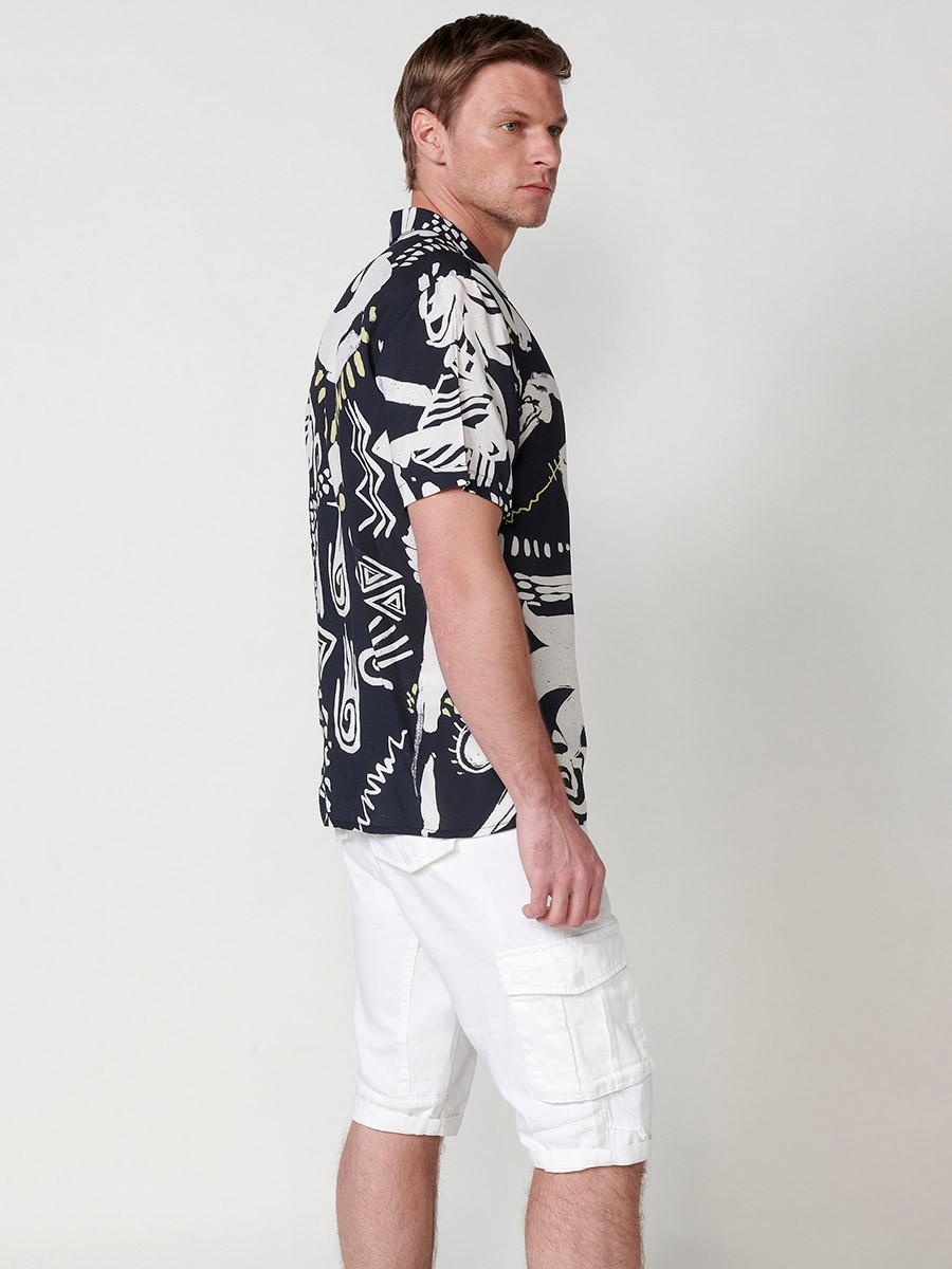 Camisa de manga corta con Cuello pico con solapas con Cierre delantero con botones y Estampado tropical en dos colores color Negro para Hombre 2