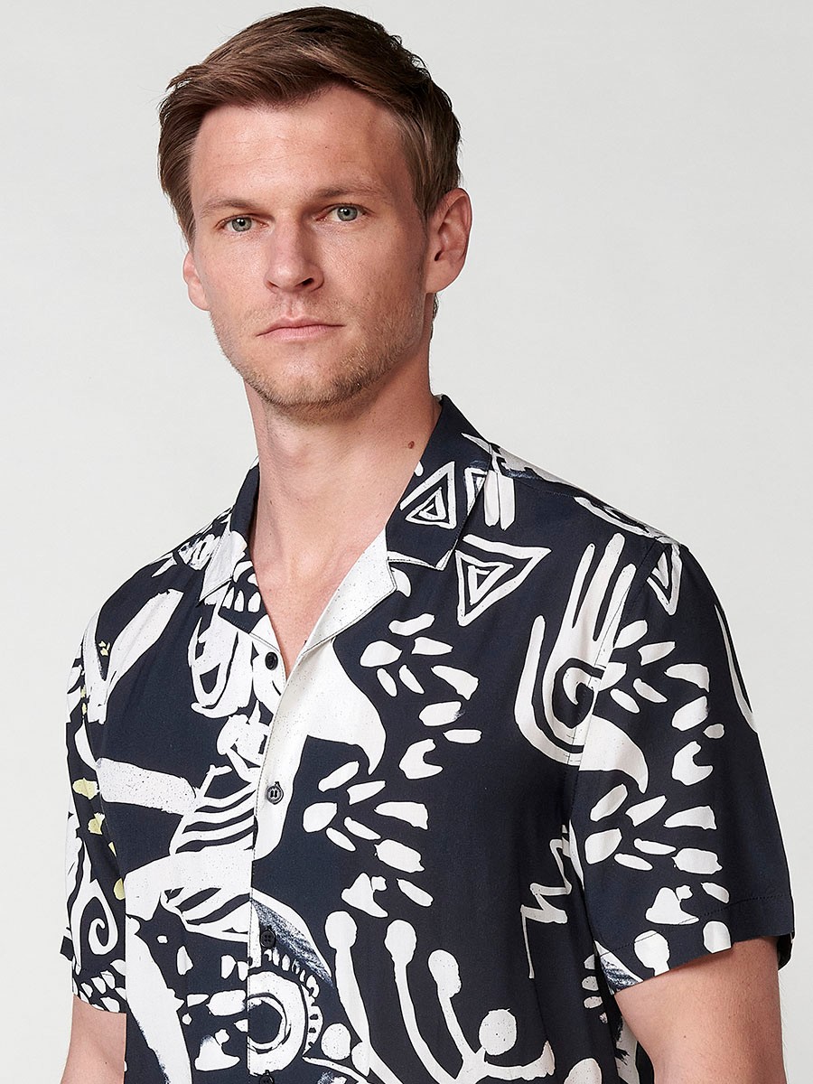 Camisa de manga corta con Cuello pico con solapas con Cierre delantero con botones y Estampado tropical en dos colores color Negro para Hombre 4