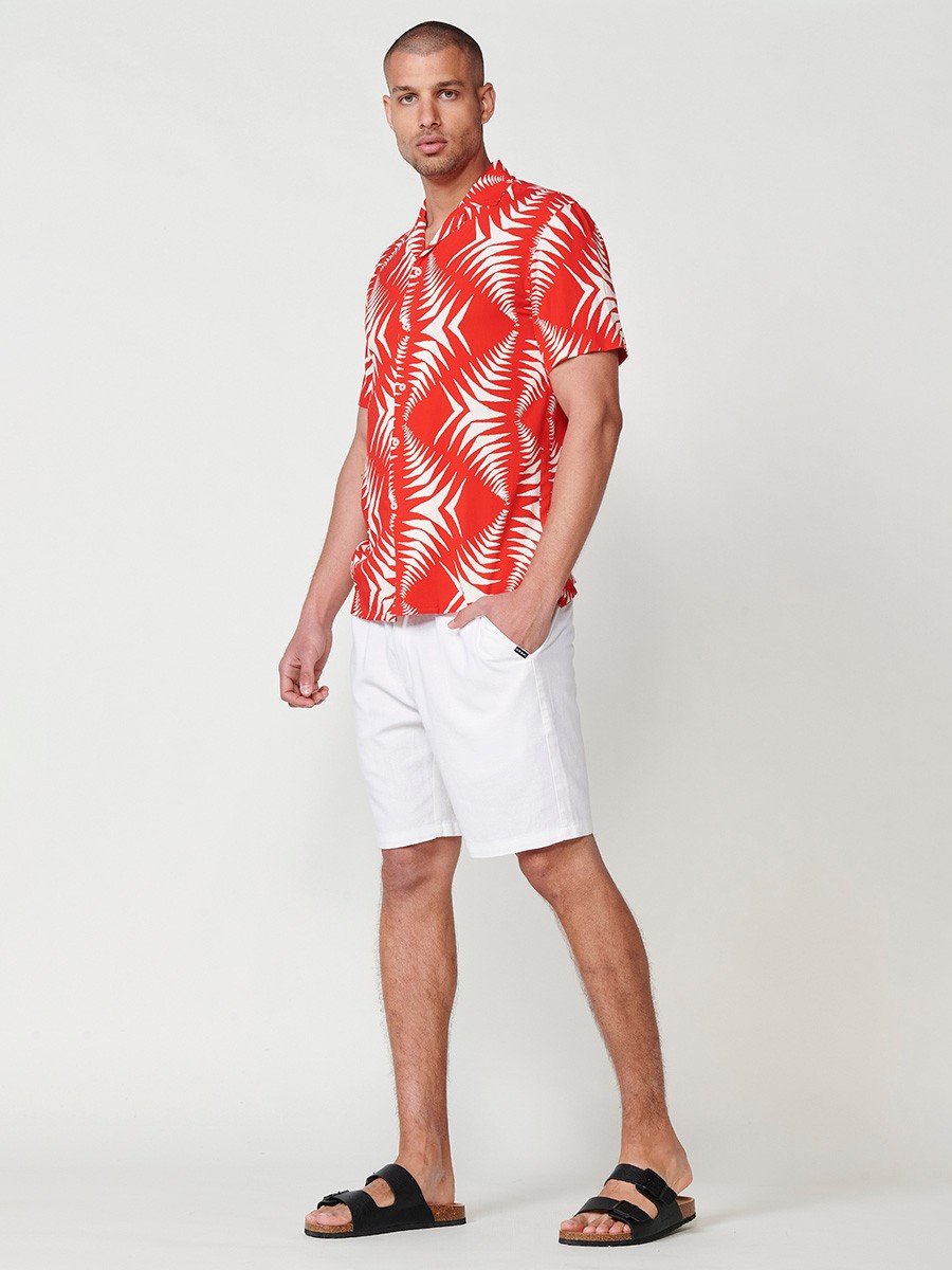 Camisa de Manga Corta con Cuello Pico y Estampado Tropical en Rojo para Hombre – 100% Viscosa 1