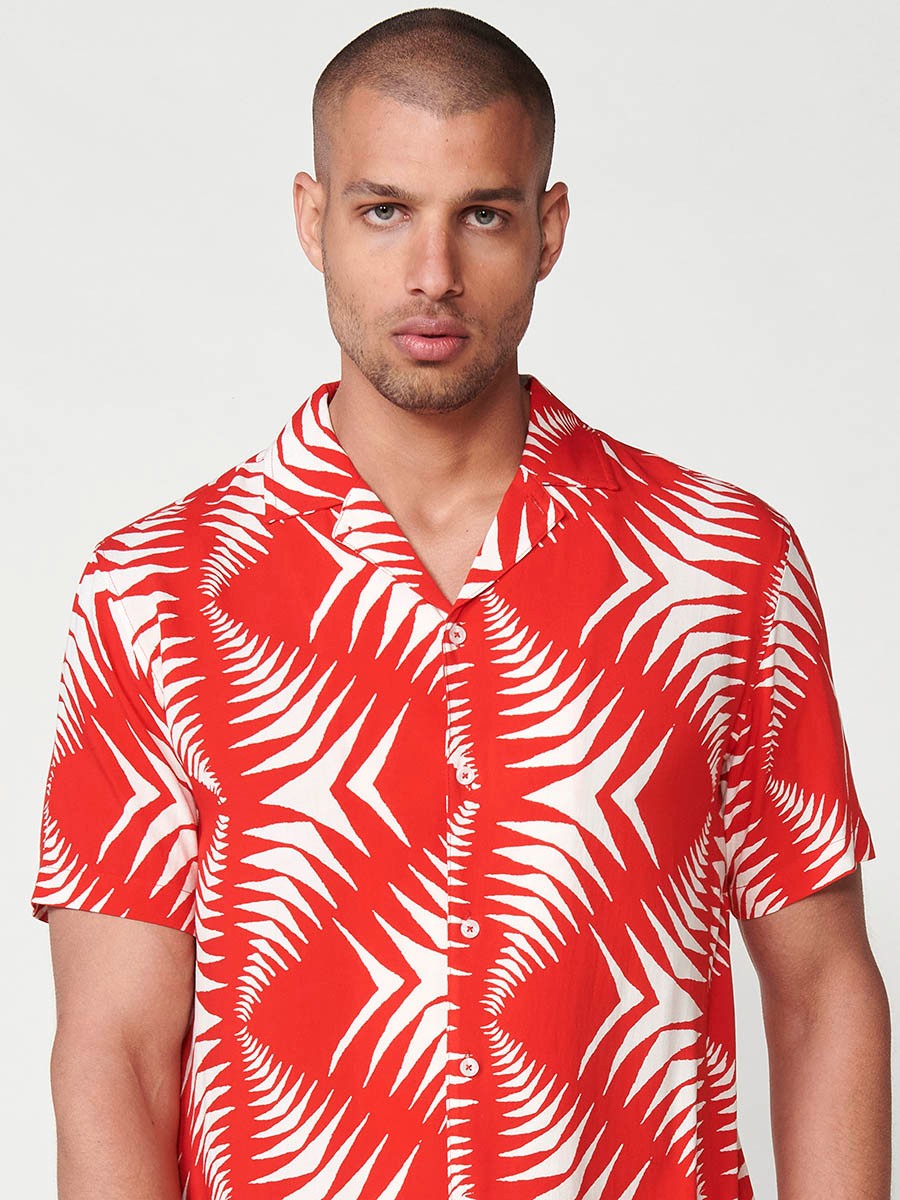 Camisa de Manga Corta con Cuello Pico y Estampado Tropical en Rojo para Hombre – 100% Viscosa 7