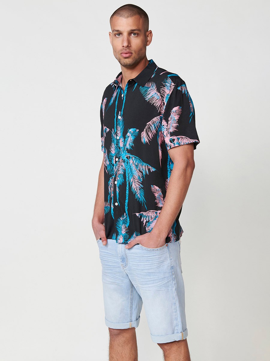 Men's Short-Sleeve Tropical Print Shirt in Black – 100% Viscose