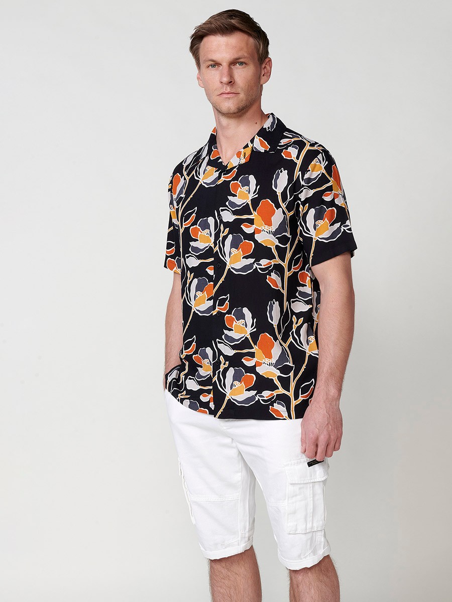 Camisa de manga corta con estampado floral hawaiano para hombre en color negro