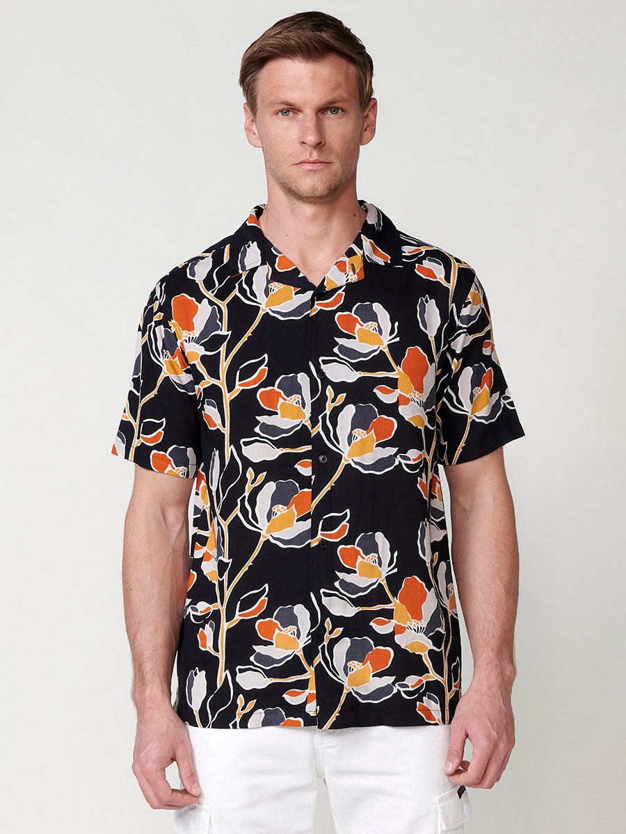 Camisa de manga corta con estampado floral hawaiano para hombre en color negro