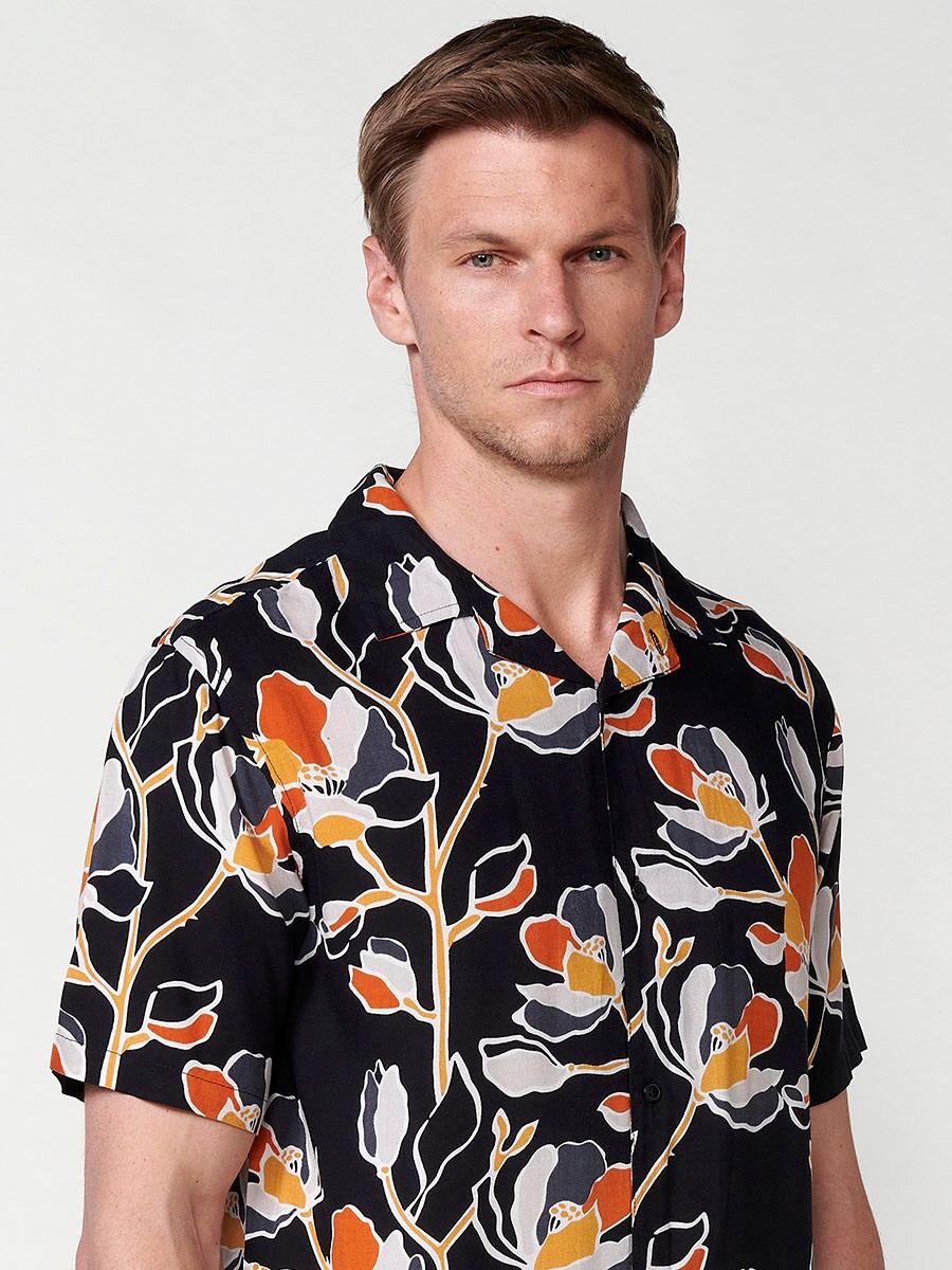 Camisa de manga corta con estampado floral hawaiano para hombre en color negro