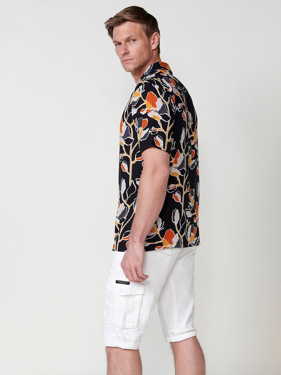 Camisa de manga corta con estampado floral hawaiano para hombre en color negro