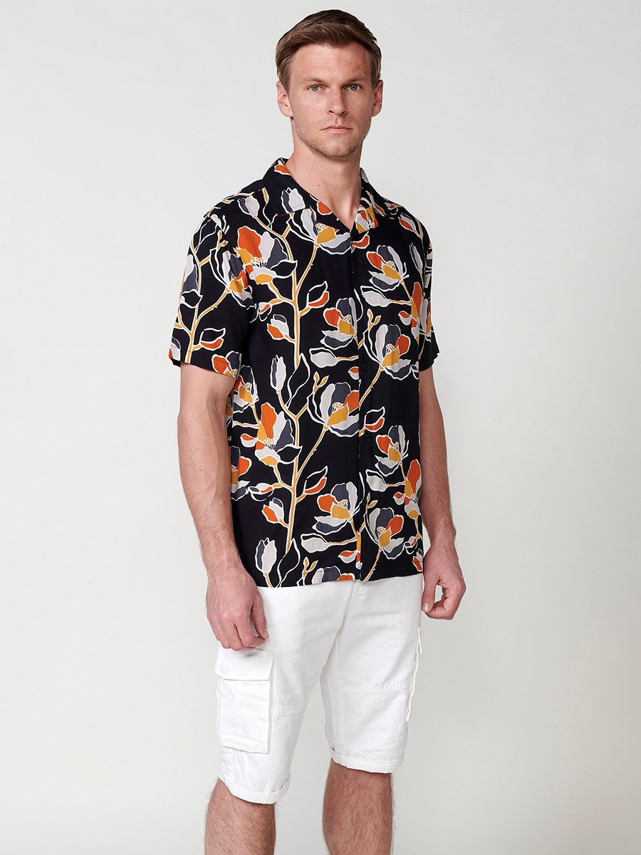 Camisa de manga corta con estampado floral hawaiano para hombre en color negro