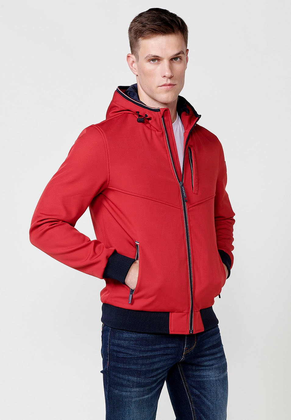 Chaqueta Cazadora con cuello con capucha y Cierre delantero con cremallera y Bolsillos con cremallera color Rojo para Hombre