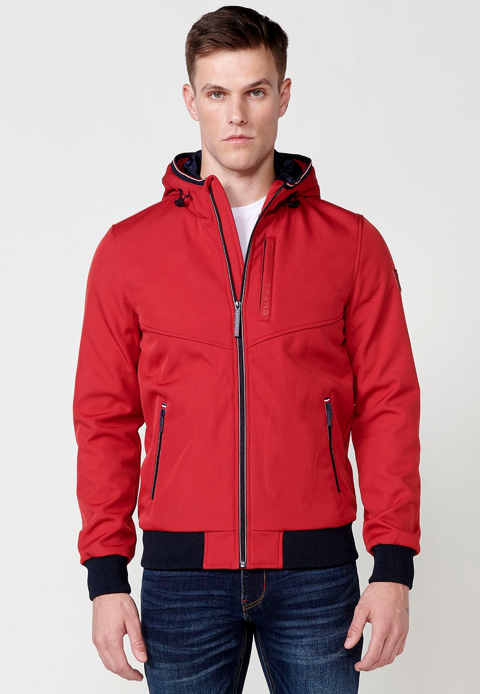 Chaqueta Cazadora con cuello con capucha y Cierre delantero con cremallera y Bolsillos con cremallera color Rojo para Hombre