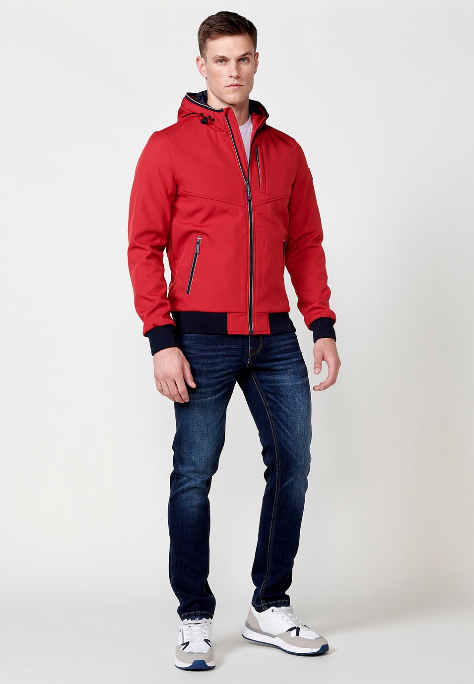 Chaqueta Cazadora con cuello con capucha y Cierre delantero con cremallera y Bolsillos con cremallera color Rojo para Hombre