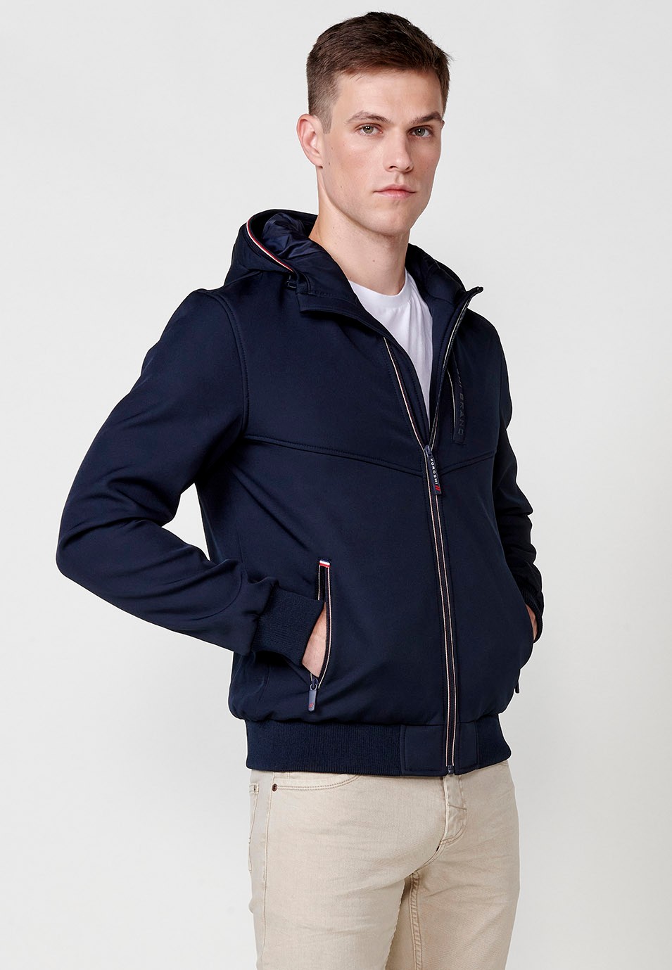 Chaqueta Cazadora con cuello con capucha y Cierre delantero con cremallera y Bolsillos con cremallera color Navy para Hombre