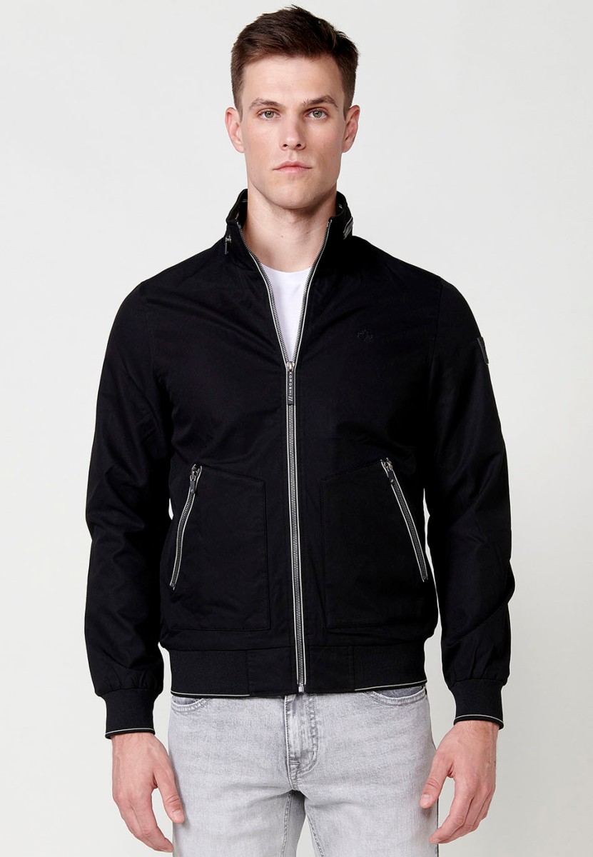 Chaqueta cazadora con cuello alto y puños elasticos para hombre en color negro