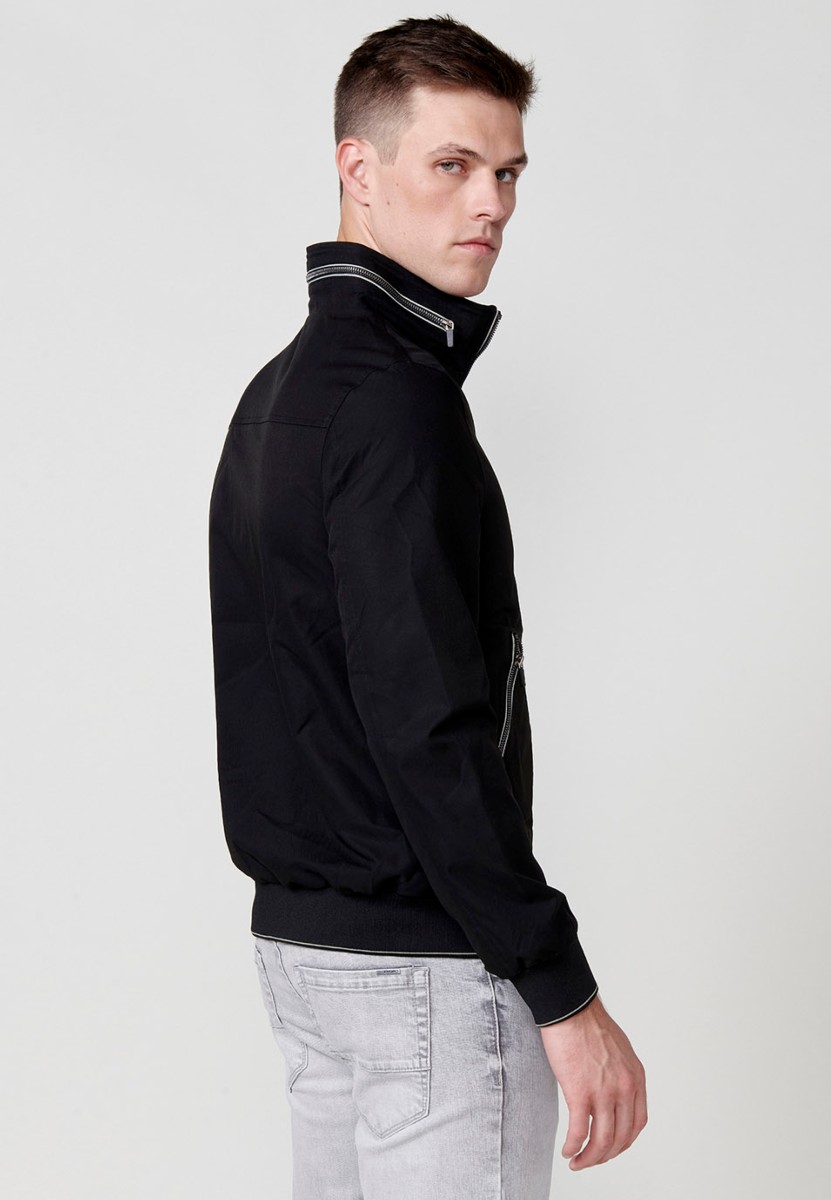 Chaqueta cazadora con cuello alto y puños elasticos para hombre en color negro