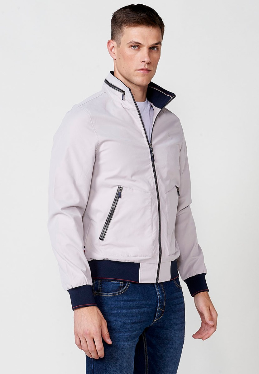 Chaqueta con cuello alto y puños elasticos para hombre en color gris piedra