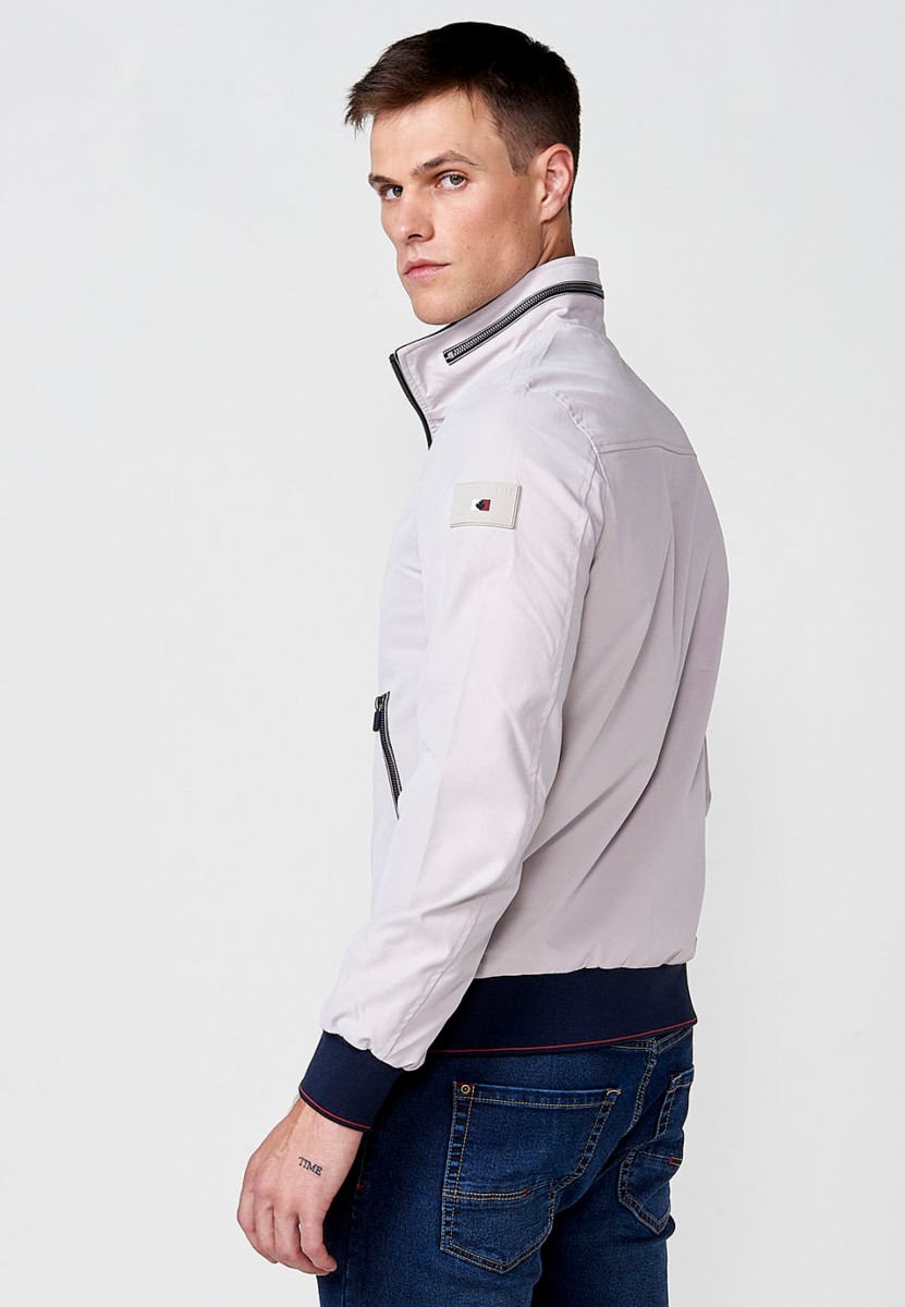 Chaqueta con cuello alto y puños elasticos para hombre en color gris piedra