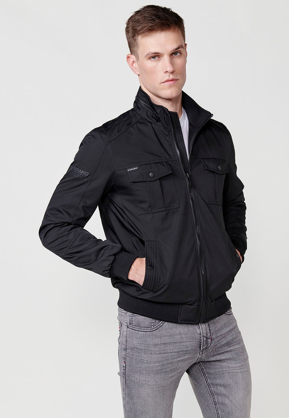 Chaqueta con cuello alto y Cierre delantero con cremallera y Bolsillos delanteros con solapas color Negro para Hombre