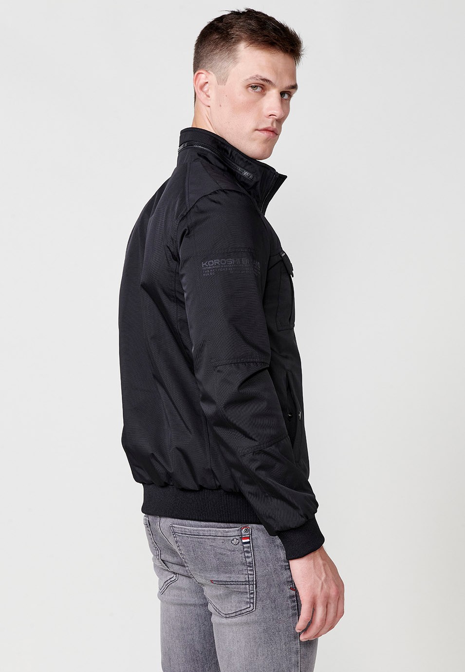 Chaqueta con cuello alto y Cierre delantero con cremallera y Bolsillos delanteros con solapas color Negro para Hombre