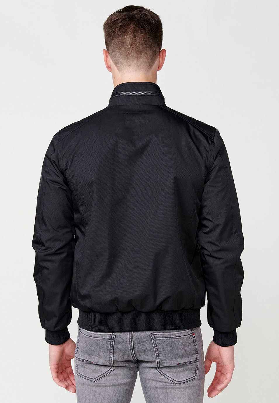 Chaqueta con cuello alto y Cierre delantero con cremallera y Bolsillos delanteros con solapas color Negro para Hombre