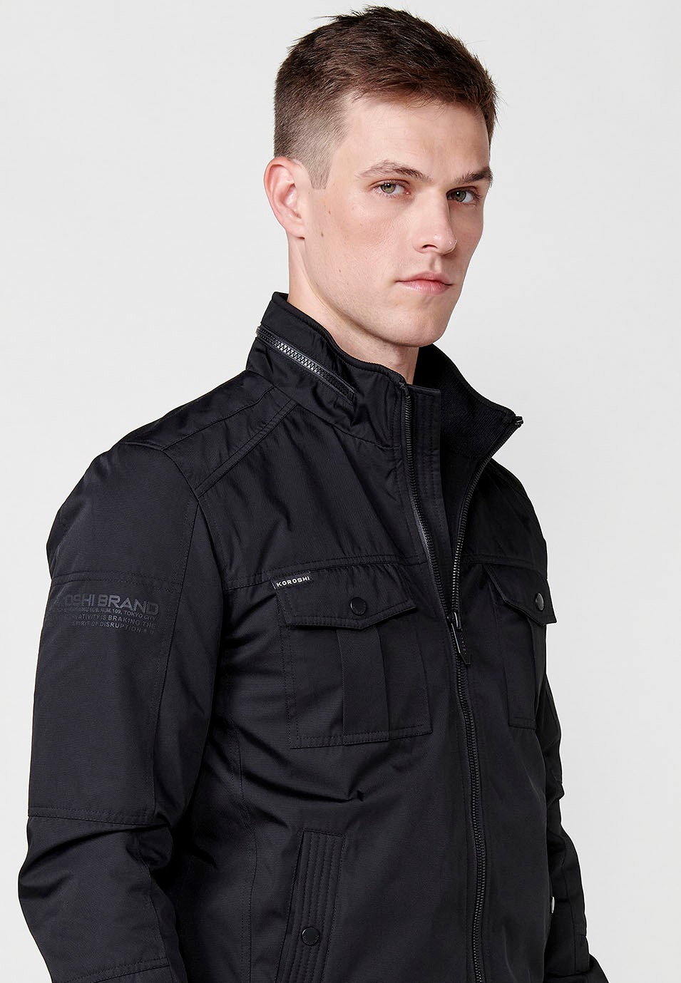 Chaqueta con cuello alto y Cierre delantero con cremallera y Bolsillos delanteros con solapas color Negro para Hombre