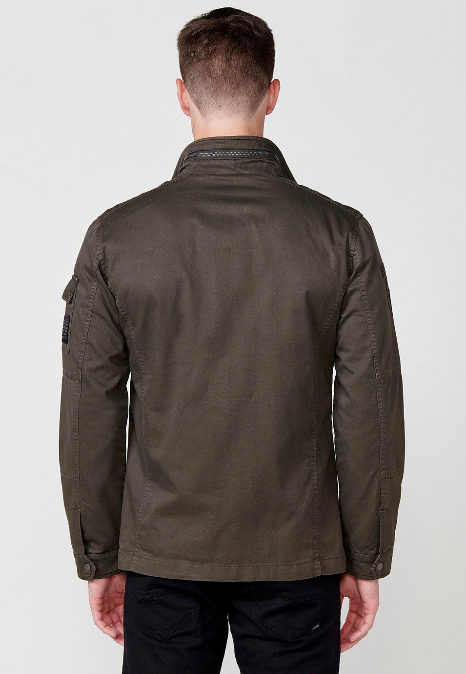 Chaqueta de Algodón con cuello alto y Cierre delantero con cremallera y Bolsillos delanteros con solapa y uno interior con cremallera color Oliva para Hombre