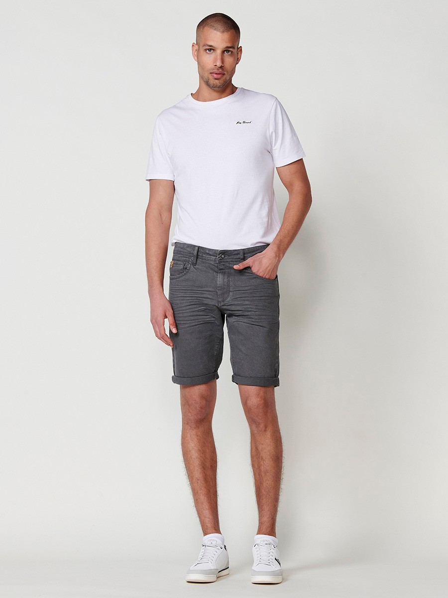 Bermuda regular fit con cierre frontal con cremallera y botón con cinco bolsillos uno cerillero y bajos con vuelta sin fijar para hombre de color gris.