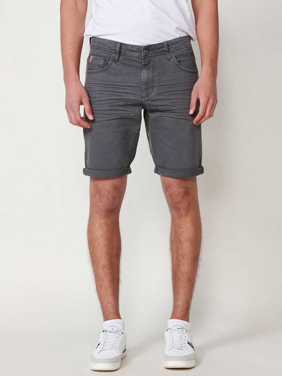 Bermuda regular fit con cierre frontal con cremallera y botón con cinco bolsillos uno cerillero y bajos con vuelta sin fijar para hombre de color gris.