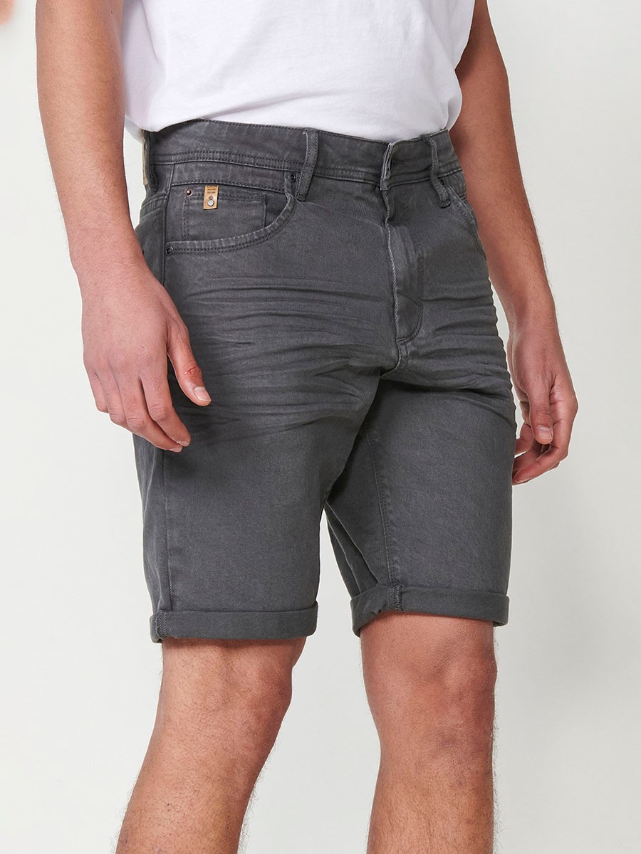 Bermuda regular fit con cierre frontal con cremallera y botón con cinco bolsillos uno cerillero y bajos con vuelta sin fijar para hombre de color gris.