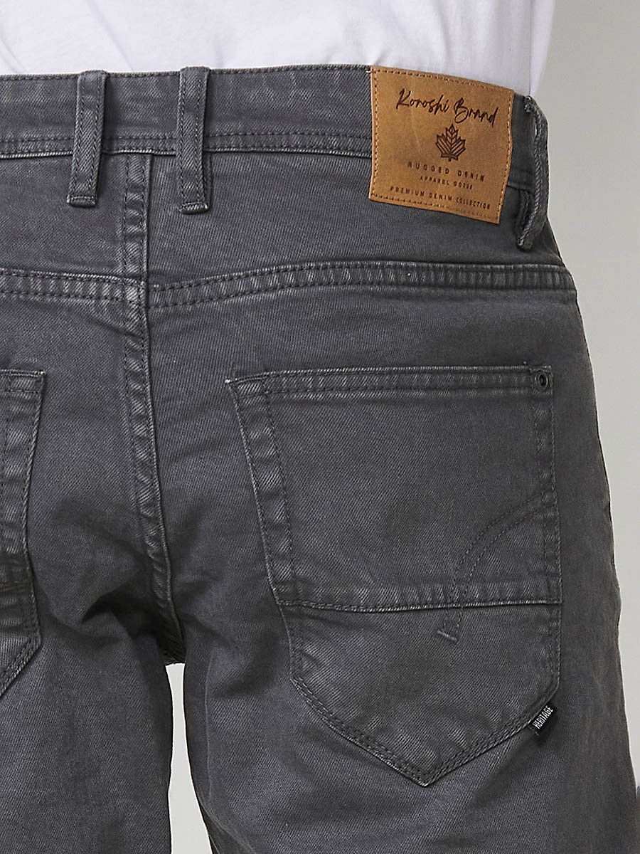 Bermuda regular fit con cierre frontal con cremallera y botón con cinco bolsillos uno cerillero y bajos con vuelta sin fijar para hombre de color gris.