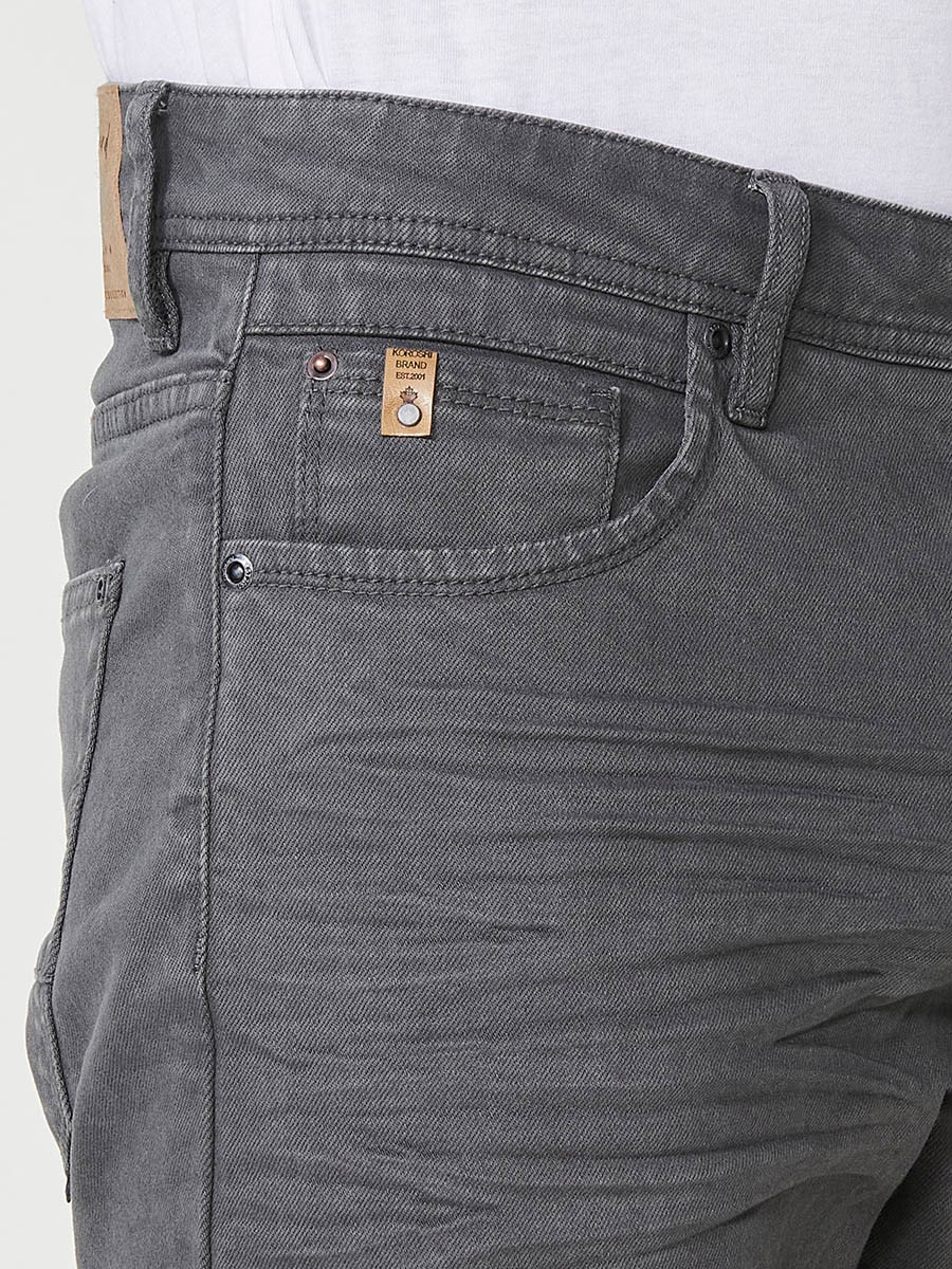 Bermuda regular fit con cierre frontal con cremallera y botón con cinco bolsillos uno cerillero y bajos con vuelta sin fijar para hombre de color gris.