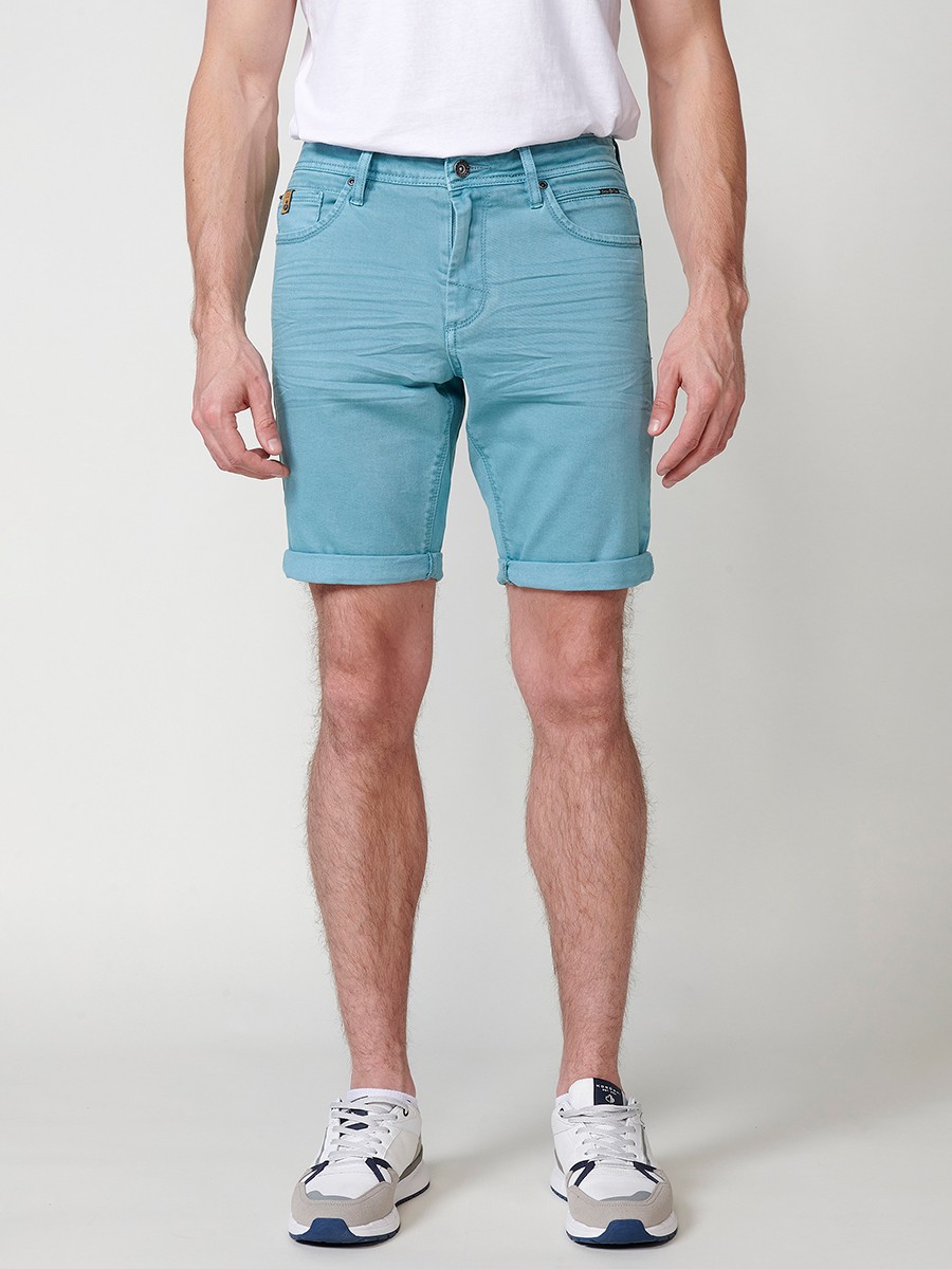 Bermuda regular fit en twill de algodón para hombre en color verde claro