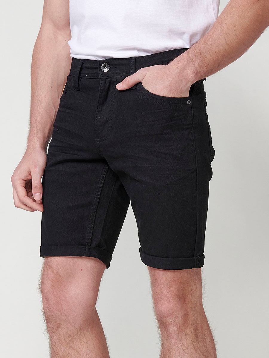 Bermuda regular fit en twill de algodón elástico para hombre en color negro