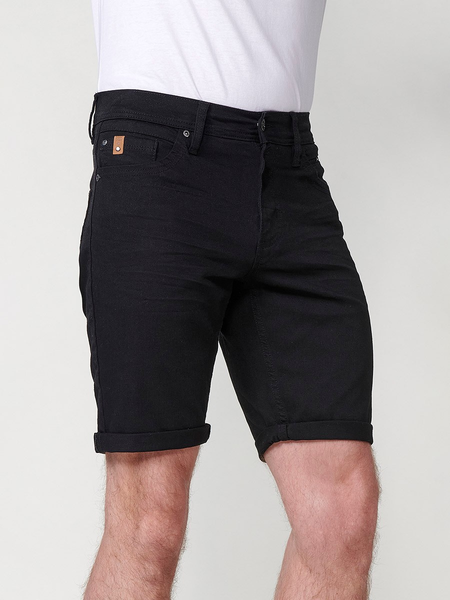 Bermuda regular fit en twill de algodón elástico para hombre en color negro