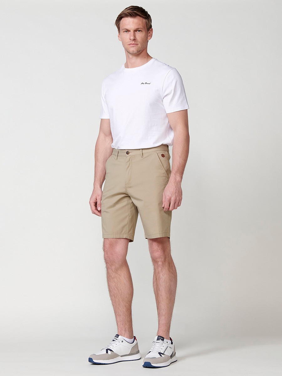 Bermuda estilo chino en tejido tecnico para hombre en color beige