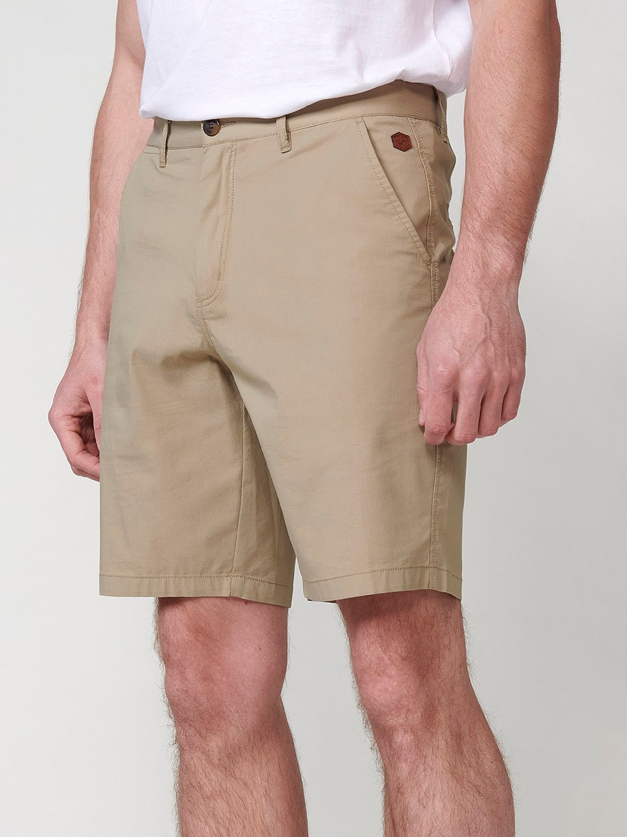 Bermuda estilo chino en tejido tecnico para hombre en color beige